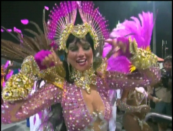 Ellen Rocche samba como rainha da bateria da Rosas de Ouro (18/2/2012)