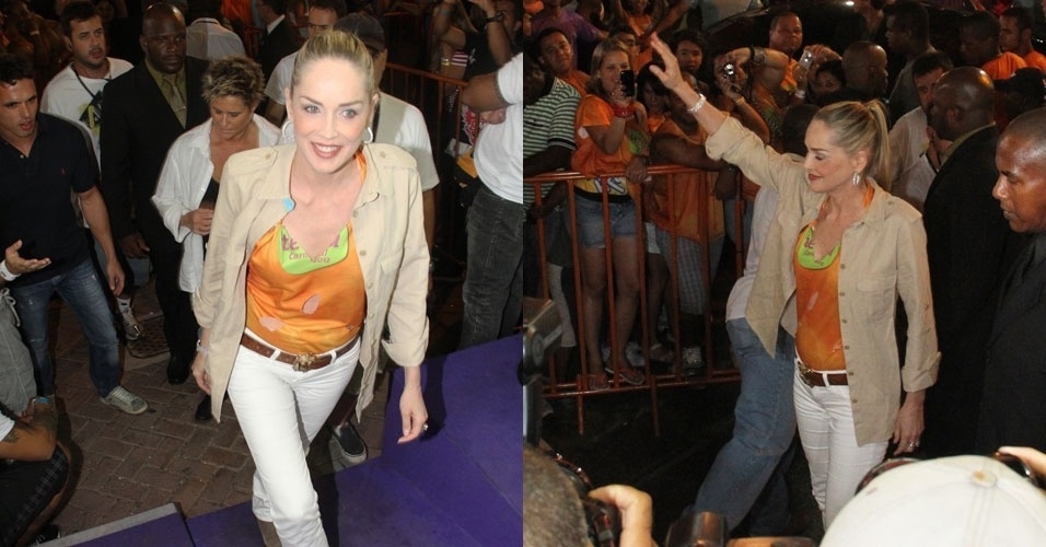 Sharon Stone chega ao camarote Terra sorridente e acenando ao público na noite deste sábado, em Salvador (18/2/12)