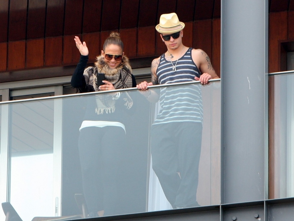 Ao lado do namorado Casper Smart, Jennifer Lopez acena para fãs da sacada do hotel Fasano, no Rio de Janeiro (19/2/12)