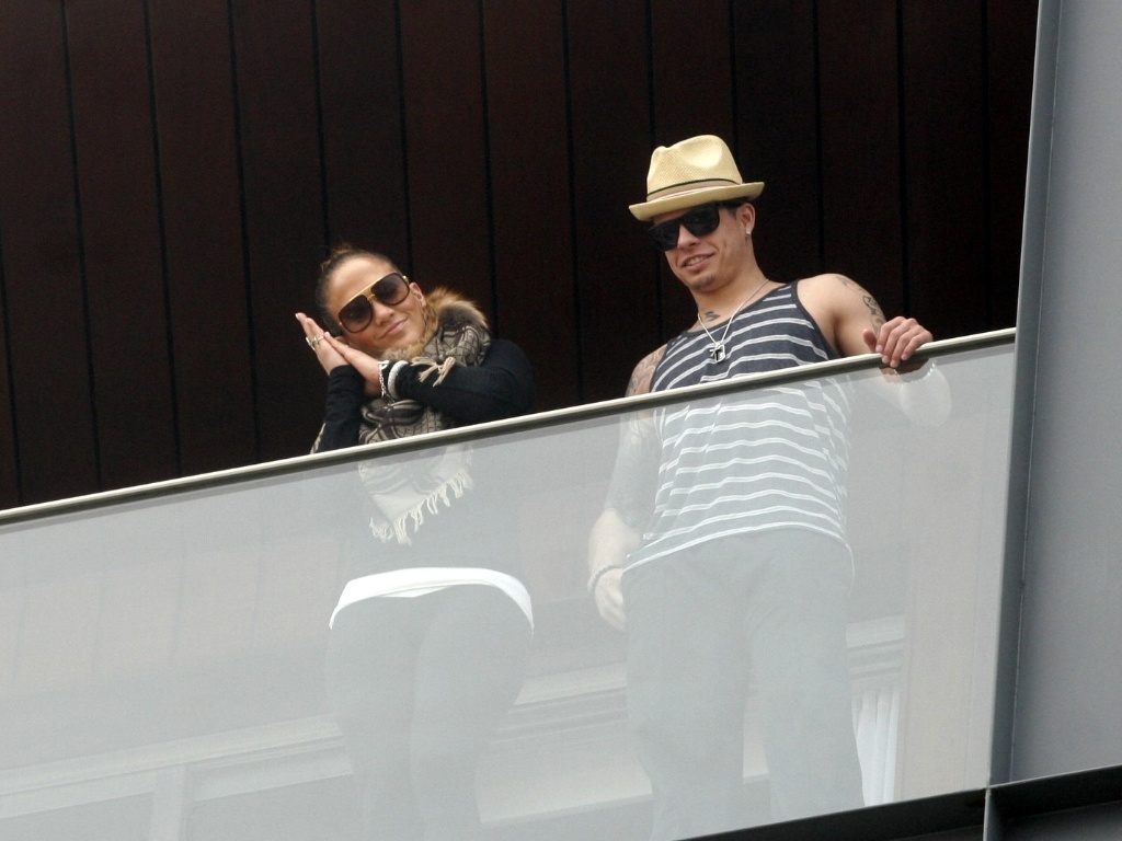 Ao lado do namorado, Casper Smart, Jennifer Lopez gesticula para fãs que irá tirar uma soneca no hotel onde está hospedada, no Rio de Janeiro (19/2/12)