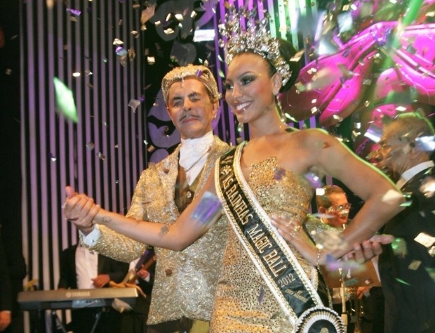 Atriz Sheron Menezzes é coroada rainha do baile de Carnaval do Copacabana Palace, no Rio de Janeiro (18/2/12)