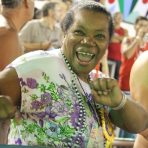 Depois de sofrer AVC, Neusa Borges curtiu os desfiles das escolas do grupo de acesso do Rio de Janeiro, na Sapuca, na madrugada de domingo (19/2/12)