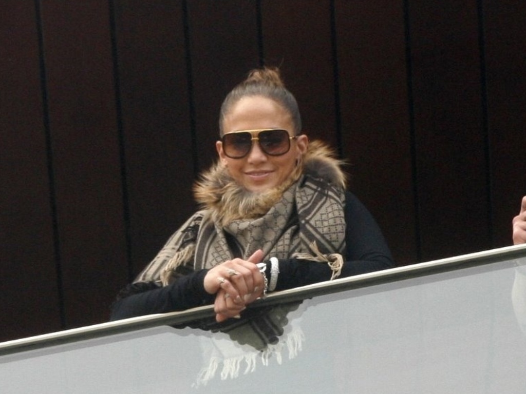 Jennifer Lopez posa em sacada de hotel no Rio de Janeiro ao lado do namorado, o dançarino Casper Smart 