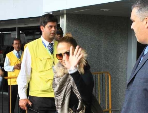 Jennifer Lopez desembarca no Rio de Janeiro e acena para os fãs. Ela irá curtir o Carnaval no camarote Brahma, na Sapucaí. 