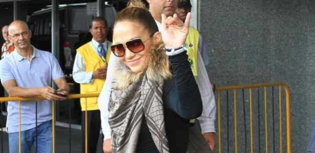 Jennifer Lopez desembarca no Rio e acena para os fãs. Ela irá curtir o Carnaval no camarote Brahma, na Sapucaí. 