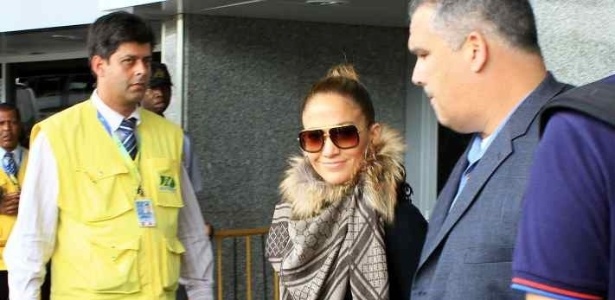 Sorridente, Jennifer Lopez desembarca no Rio de Janeiro onde irá curtir o Carnaval no camarote Brahma, na Sapucaí. 