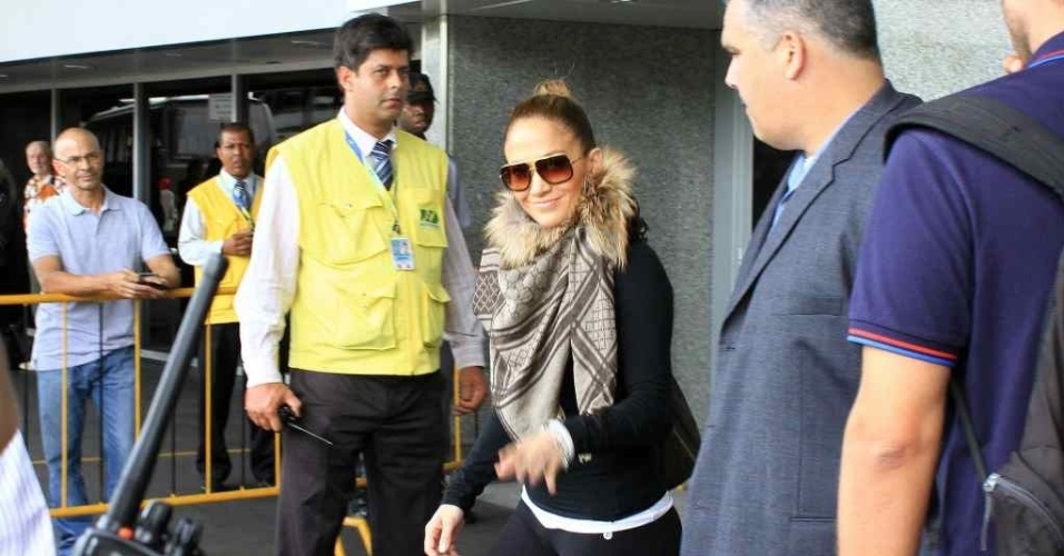 Sorridente, Jennifer Lopez desembarca no Rio de Janeiro onde irá curtir o Carnaval no camarote Brahma, na Sapucaí. 