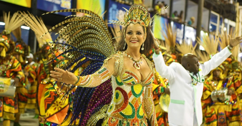 A rainha de bateria Luiza Brunet desfila pela Imperatriz Leopoldinense na Sapucaí, no Rio (19/2/12)