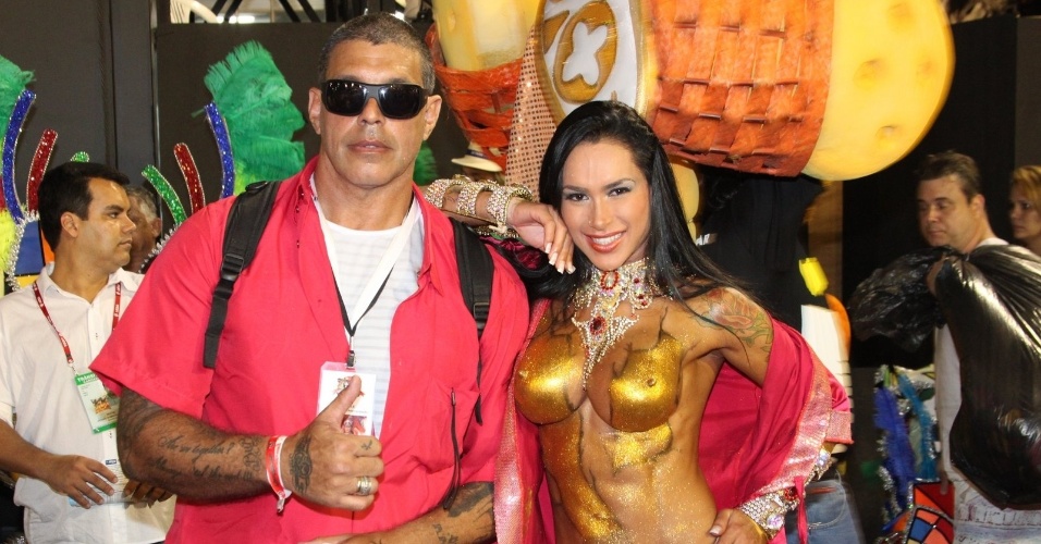 Alexandre Frota ao lado de sua mulher Fabiana Rodrigues, com corpo pintado para desfilar pela Porto da Pedra (20/2/12)