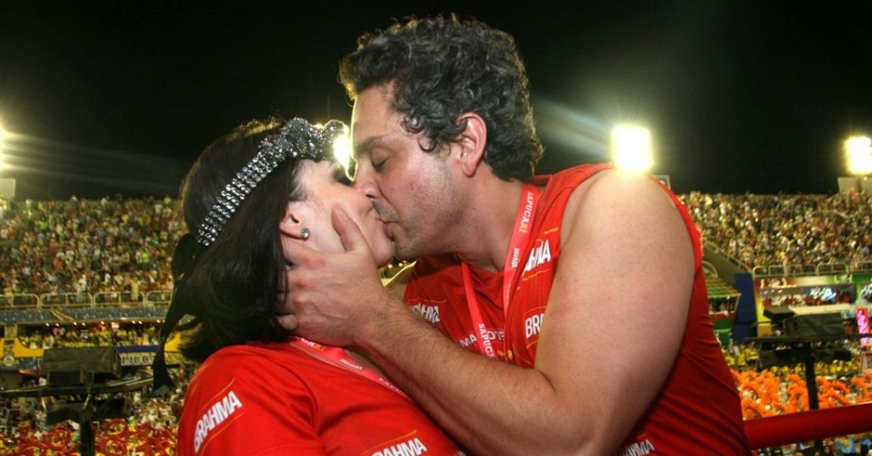 Alexandre Nero beija muito a namorada Karen Brustolin no Camarote Brahma, na madrugada desta segunda (20/2/12)
