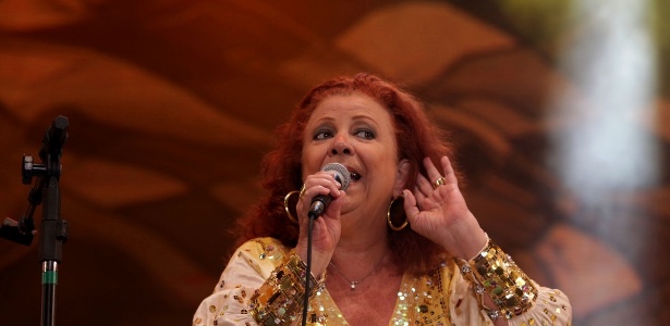 Beth Carvalho cantou para 130 mil foliões ao Carnaval de Recife em 2012 - Coperphoto