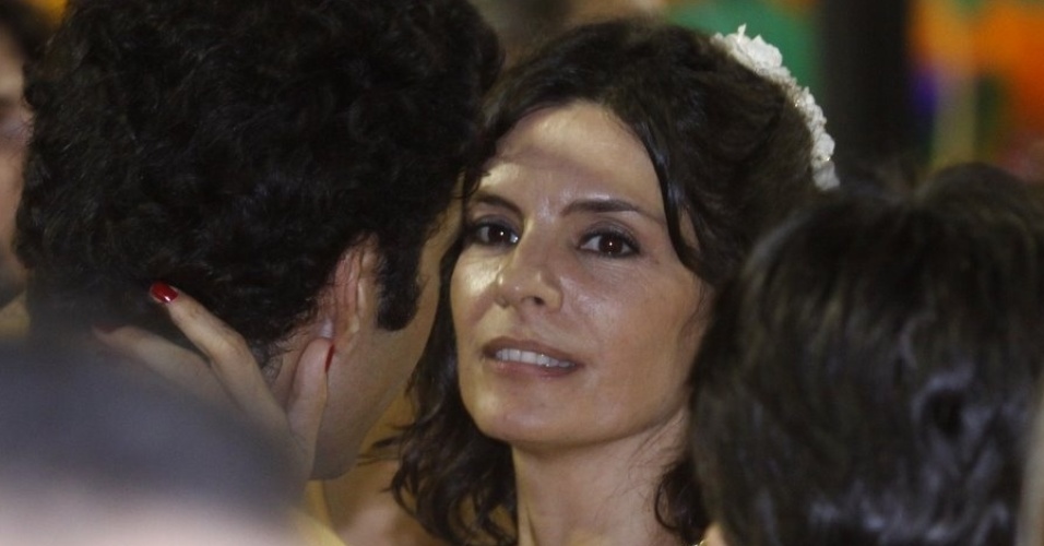 Helena Ranaldi aproveita o Carnaval entre famosos na Sapucaí (20/2/12)