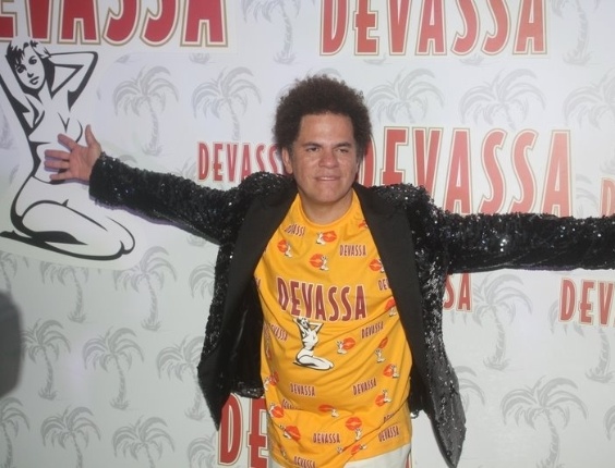 Homenageado pela escola Renascer, Romero Britto curte os desfiles na Sapucaí, no Rio de Janeiro (19/2/12) - Photo Rio News