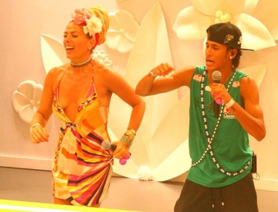 O jogador do Santos, Neymar curte o Carnaval da Bahia ao lado de Adriane Galisteu em Salvador e mostra seu talento com a dança (19/2/12)