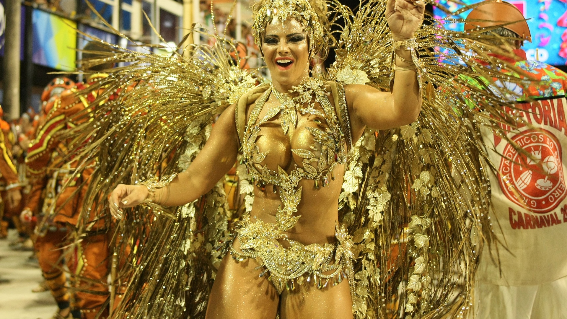 A rainha de bateria Viviane Araújo samba em desfile da Salgueiro na Sapucaí, no Rio (20/2/12)