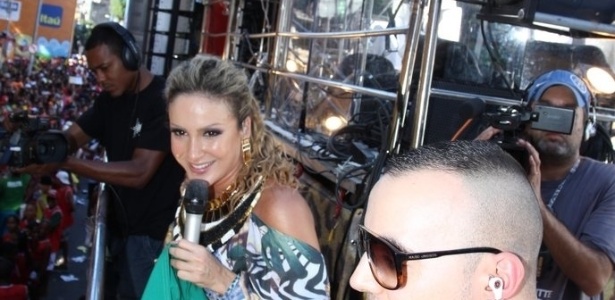 Claudia Leitte canta com Lucenzo no último dia de Carnaval em Salvador e segura bandeira do Brasil (21/2/2012)