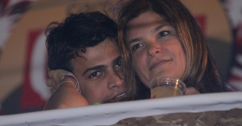 Cristiana Oliveira aos beijos com namorado Lucyan em Salvador (21/2/12)