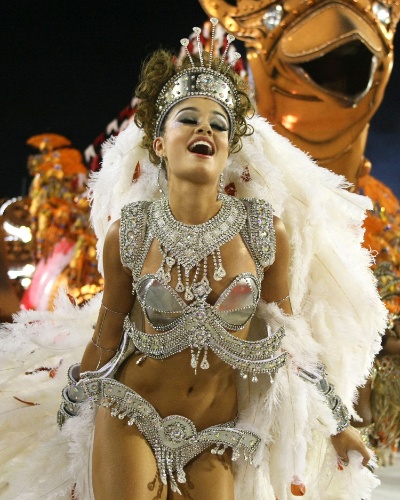 Sophie Charlotte desfile pela Salgueiro na Sapucaí, no Rio. A atriz gravou um episódio de 
