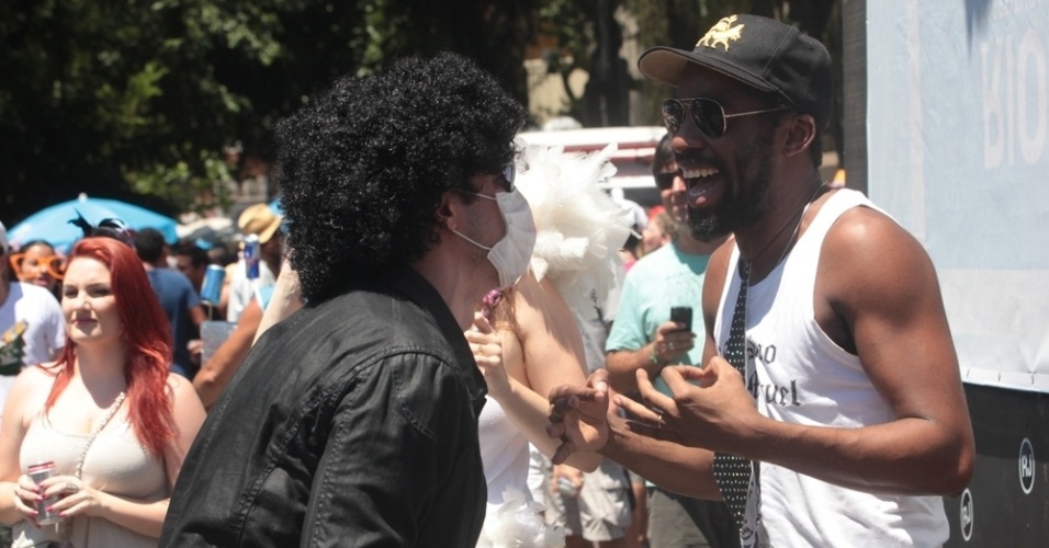 O ator Lázaro Ramos (à dir.) é fotografado ao lado de folião no bloco Me Beija que Eu Sou Cineasta, no Rio de Janeiro (22/2/12)