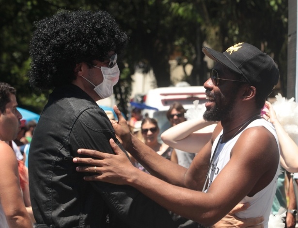 O ator Lázaro Ramos (à dir.) é fotografado ao lado de folião no bloco Me Beija que Eu Sou Cineasta, no Rio de Janeiro (22/2/12)