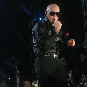 Rapper Pitbull faz show em camarote em Salvador (21/2/12) - Divulgação