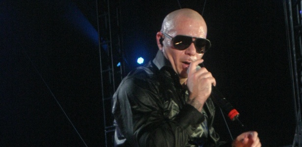 Rapper Pitbull faz show em camarote em Salvador (21/2/12)