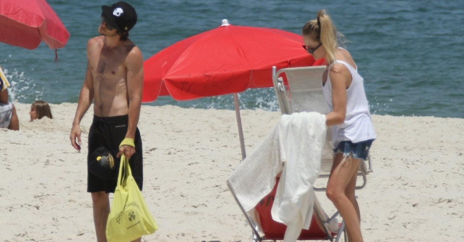 Após passar o dia juntos,  Fiuk e a namorada vão embora da praia da Barra, no Rio de Janeiro (23/2/12)