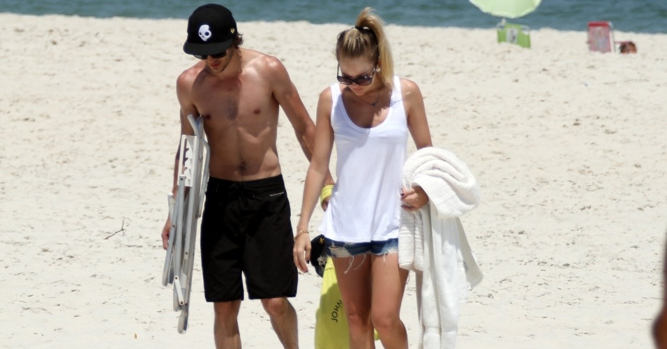Após passar o dia juntos,  Fiuk e a namorada vão embora da praia da Barra, no Rio de Janeiro (23/2/12)
