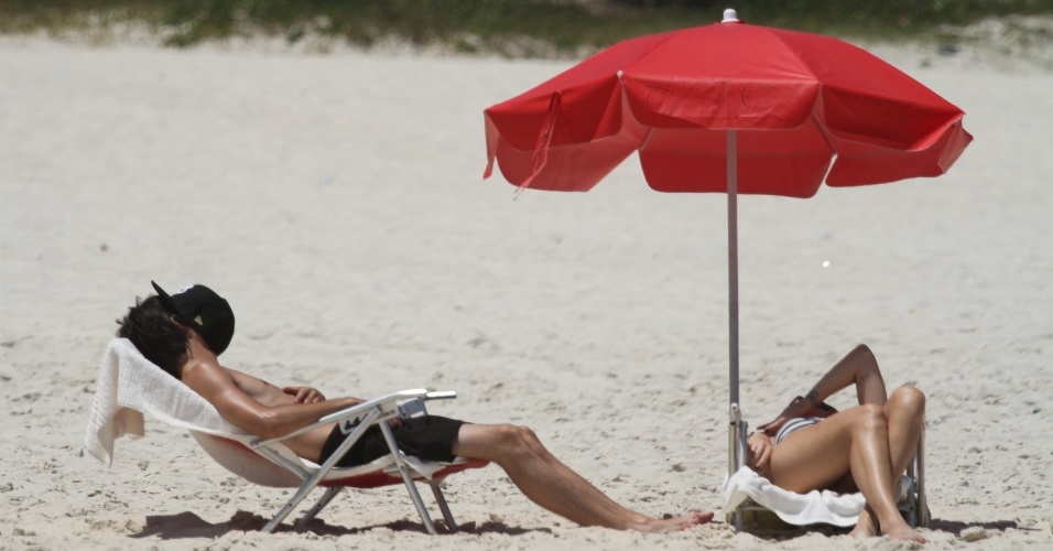 Fiuk e a namorada dormem na praia da Barra, no Rio de Janeiro (23/2/12)