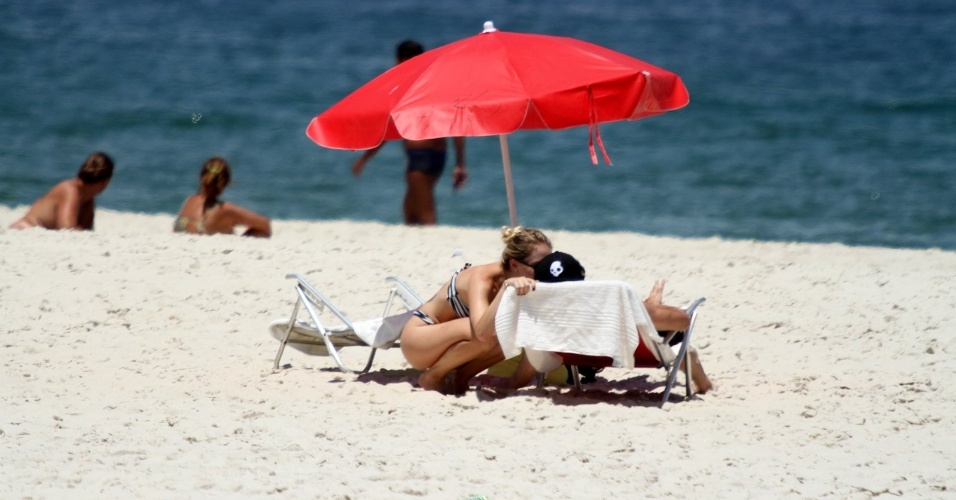 Fiuk ganha beijo da namorada na praia da Barra, no Rio de Janeiro (23/2/12)