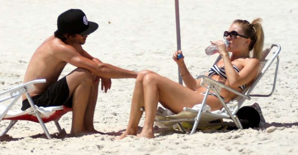 O ator e cantor Fiuk curte a tarde com a namorada na praia da Barra, no Rio de Janeiro (23/2/12)